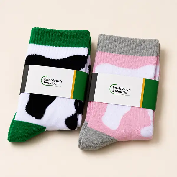 Socken im Kuhflecken-Desing gefaltet – von Knoblauchbolus.de